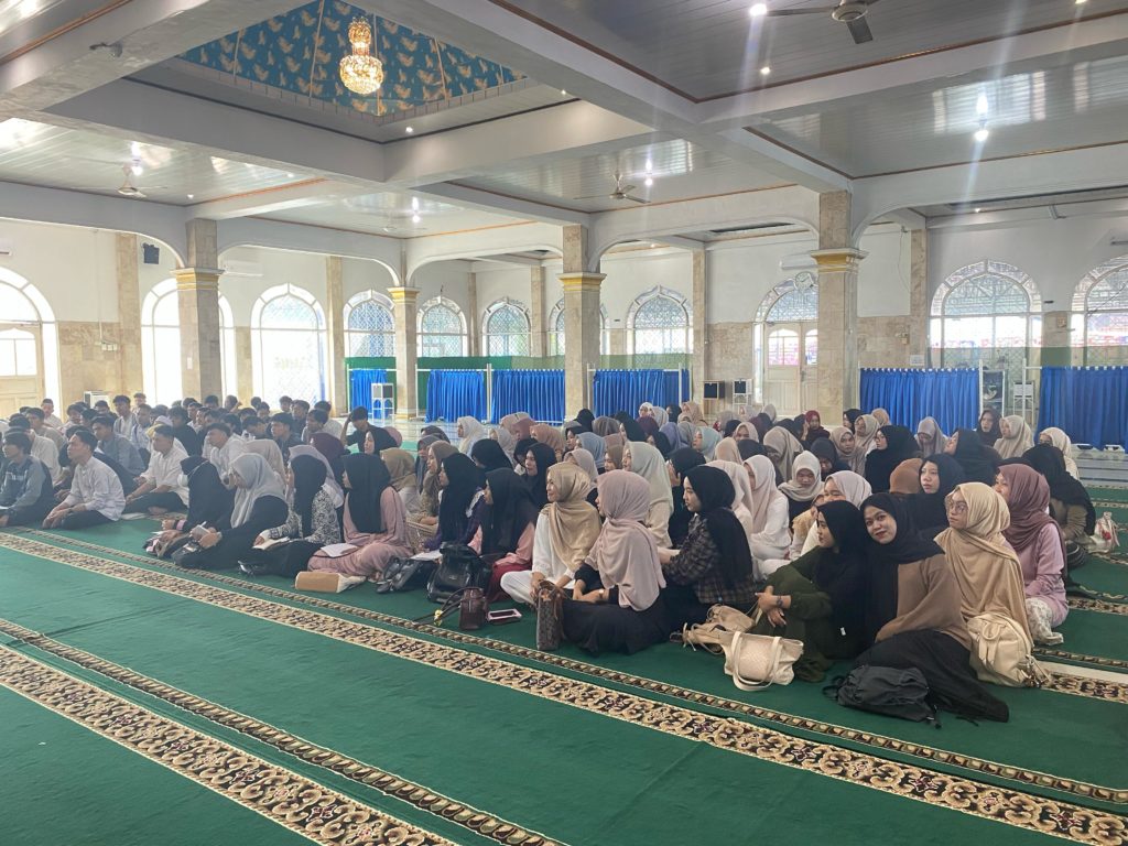 BEKALI MAHASISWA, FAKULTAS SYARI’AH DAN HUKUM ADAKAN PRAKTIK DAN LATIHAN IBADAH KEMASYARAKATAN